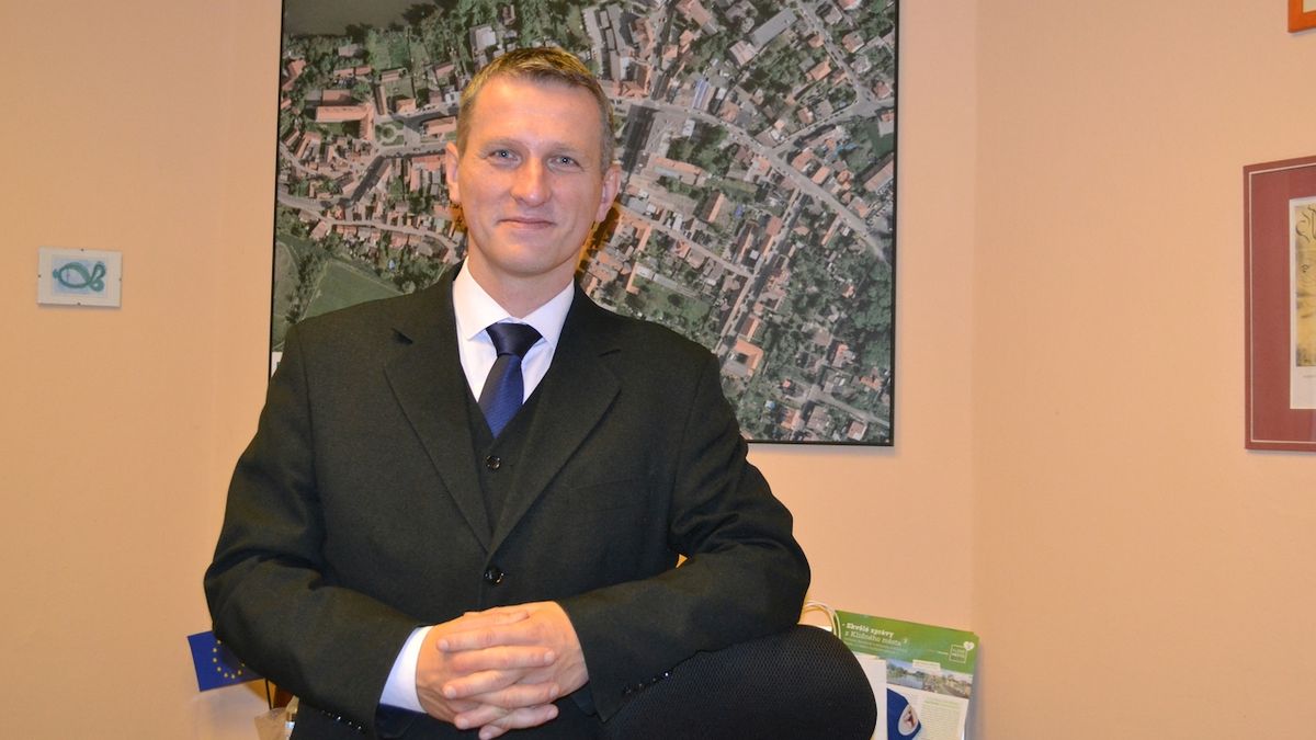 Moderátor a starosta Říčan Kořen rezignuje kvůli sporu o převod bytů